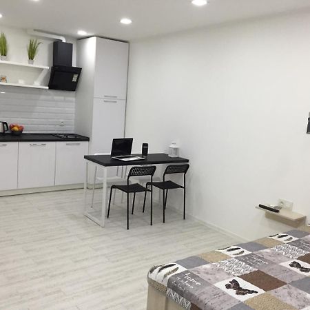 Cozy Underground Apartment At The Center 헤르손 외부 사진