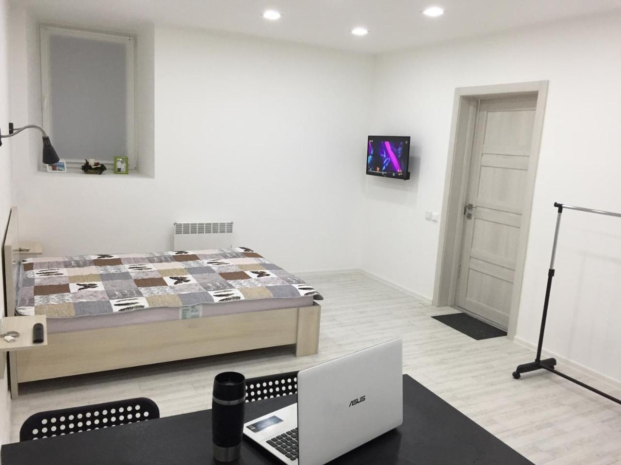 Cozy Underground Apartment At The Center 헤르손 외부 사진
